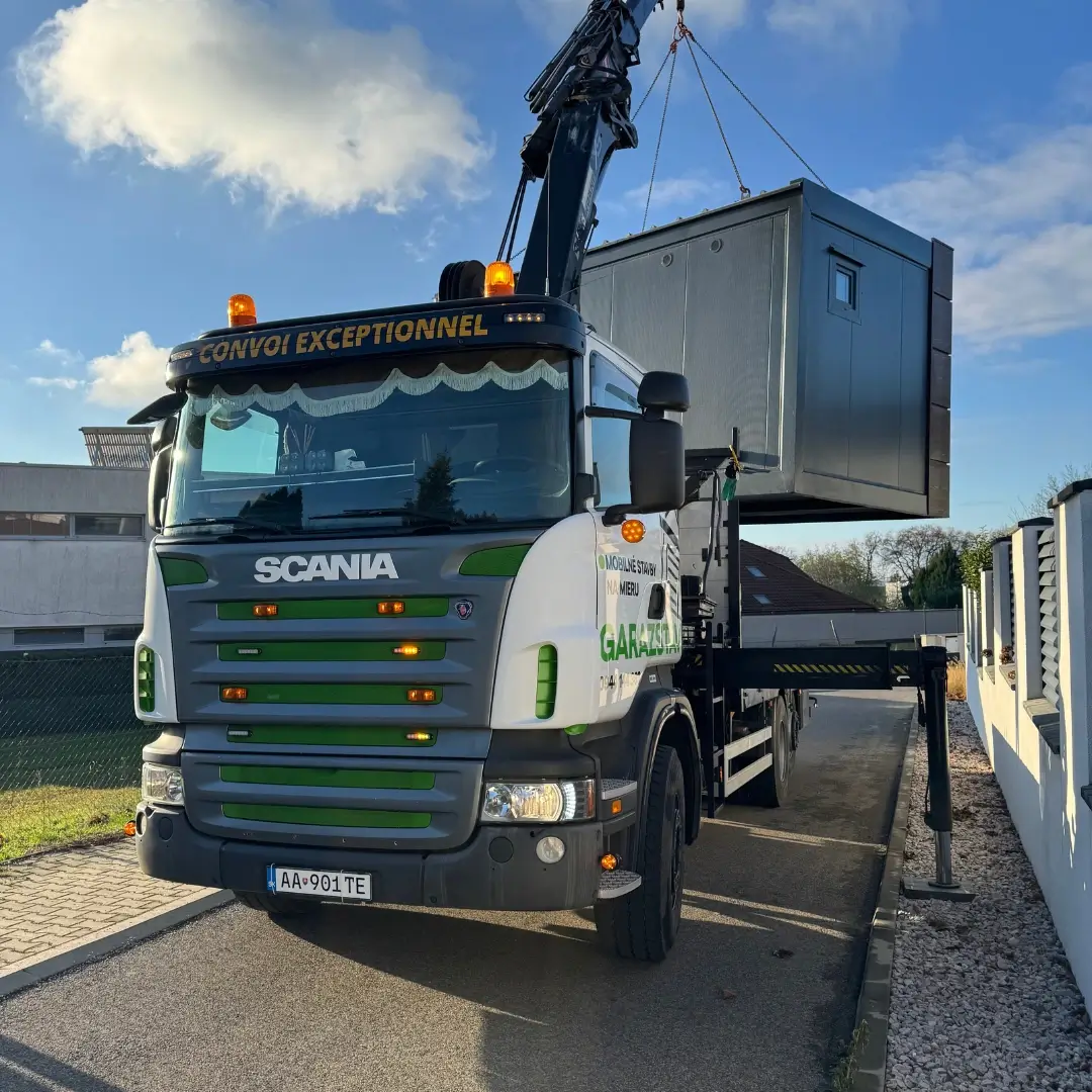 auto s hydraulickou rukou pri nákladke mobilného kontajneru