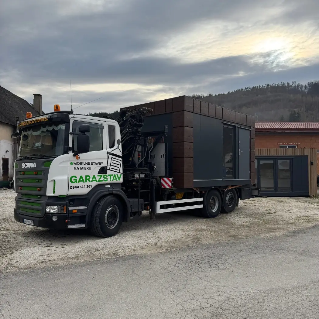 preprava autom s hydraulickou rukou