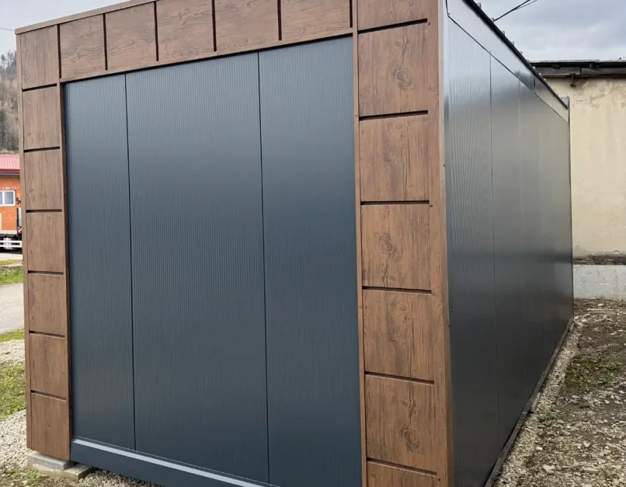 mobilná stavba zvonku skladom