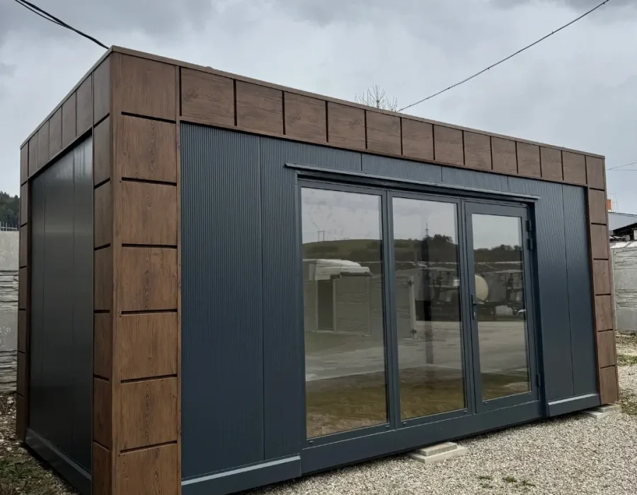 mobilná stavba zboku skladom